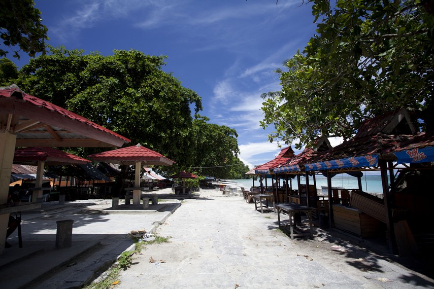 Wisata Pantai di Ambon: Pantai Natsepa dan Kejernihan Airnya