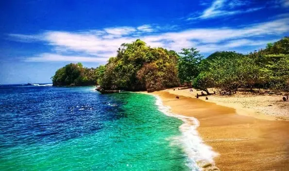 Liburan Seru ke Pantai Tiga Warna Malang: Konservasi dan Snorkeling Sekaligus